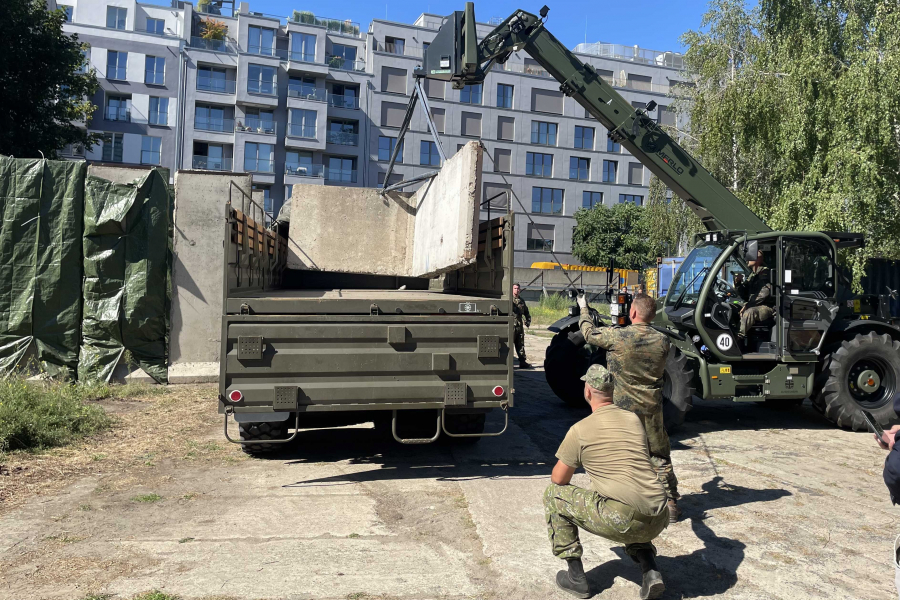 Verladen des Mauerelements